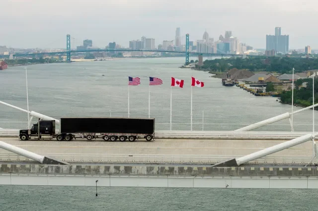 FOTO DE ARQUIVO: Vista aérea feita por drone mostra um veículo cruzando a Ponte Internacional Gordie Howe, de US$ 4,7 bilhões, que liga Windsor, Ontário, e Detroit, Michigan, no dia seguinte à sua inauguração em Windsor, Ontário, Canadá, em 28 de julho de 2026. REUTERS/Carlos Osorio/Foto de arquivo