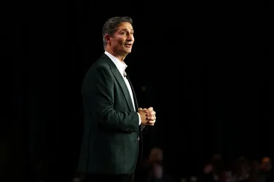 الرئيس التنفيذي لشركة Starbucks نيكول يواجه ضغوطاً على هوامش الربح