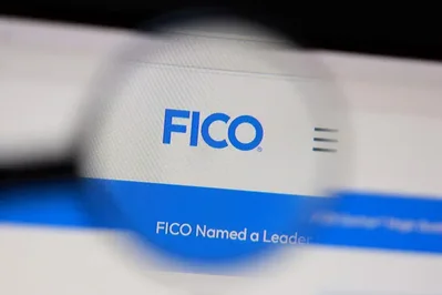 美國住宅金融監管官員比爾·普爾特批評 FICO 居高不下的收費加重消費者負擔。該機構正研究改革信用報告機制以降低借貸支出。