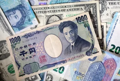 原油価格の上昇と中東情勢の緊迫化が世界市場に影響を与える中、ドルが軟化し日本円は7カ月ぶりの高値圏で推移した。市場参加者は米国と日本で控える中央銀行会合への警戒を強めている。