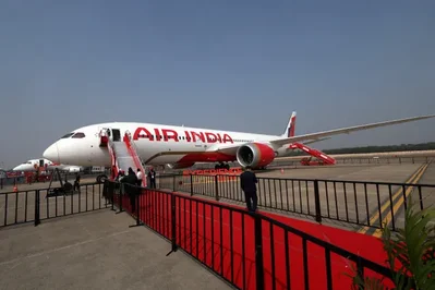 シンガポール航空は、Air Indiaへの新規資金拠出を承認する前に、経営への影響力拡大とより強固なガバナンス権限を要求する見通しです。Air Indiaが巨額の年間赤字を計上したことを受け、同社は追加投資の妥当性を説明する圧力に直面しています。