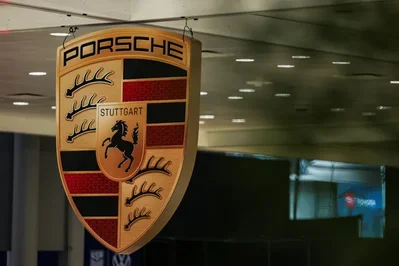 Porsche已完成出售其持有的Bugatti Rimac及Rimac Group股份，套現10億歐元。該交易將提振這家汽車製造商2026年的現金流預測，並用於支持退休金義務。