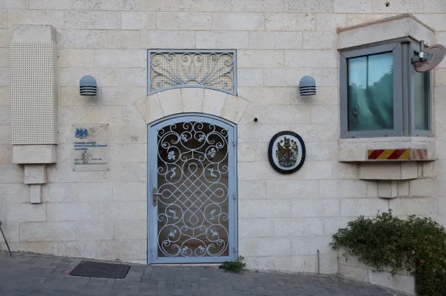 مشهد للقنصلية البريطانية، غداة إعلان وزير الخارجية الإسرائيلي جدعون ساعر أنه سيغلقها رداً على عقوبات تجارية فرضها رئيس الوزراء البريطاني آندي بيرنهام ضد المستوطنات الإسرائيلية في الضفة الغربية المحتلة، في القدس الشرقية، 9 سبتمبر 2026. رويترز/عمار عوض