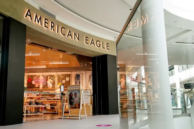 صورة أرشيفية: مشهد لمتجر American Eagle Outfitters في أرلينغتون، فرجينيا، الولايات المتحدة، 1 يونيو 2021. REUTERS/إيرين سكوت/صورة أرشيفية