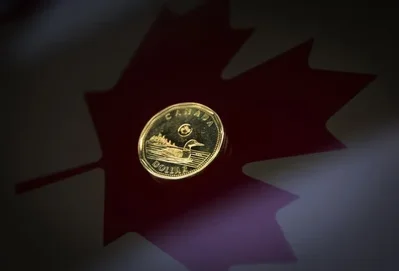 Đồng đô la Canada giảm khi giá dầu vượt 100 USD/thùng