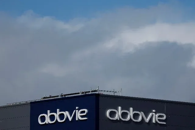 โลโก้ของบริษัทยา AbbVie บนโรงงานในนิคมสำนักงานพัฒนาอุตสาหกรรม (IDA) ที่คาร์ริกทูฮิลล์ มณฑลคอร์ก ประเทศไอร์แลนด์ เมื่อวันที่ 28 มีนาคม 2025 รอยเตอร์ส/โคลดา คิลคอยน์
