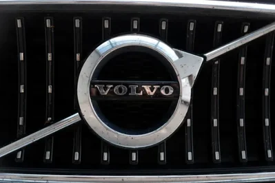 Volvo Group計劃在瑞典瑪麗斯塔德興建大型電池儲能設施，提供高達70 MW的容量。該能源園區旨在強化區域電網穩定度，預計於2027年投入營運。