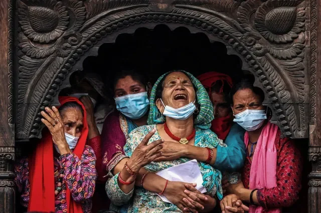 Familiares de Nakul Sharma, de 36 anos, que perdeu a vida nas mortais inundações repentinas e deslizamento de terra, lamentam durante seus rituais de cremação nas dependências do Templo de Pashupatinath em Catmandu, Nepal, em 1º de setembro de 2026. REUTERS/Athit Perawongmetha