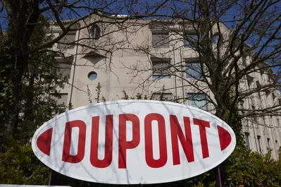 Chemours、DuPont 和 Corteva 已與北卡羅來納州達成一項 4.55 億美元的和解協議，以解決永久化學品污染訴訟。款項將在 15 年內分期支付，用以解決與 Fayetteville Works 廠房及其他排放相關的污染問題。