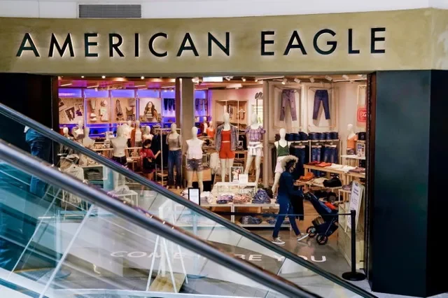 FILE PHOTO: A view of an American Eagle store in Arlington, Virginia, U.S., June 1, 2021. REUTERS/Erin Scott/File Photo