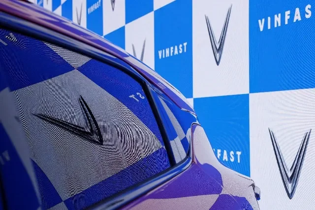 ภาพสะท้อนของโลโก้ VinFast บนกระจกรถยนต์ระหว่างงานแสดงยานยนต์ระยะเวลา 5 วันของอินเดียในกรุงนิวเดลี ประเทศอินเดีย เมื่อวันที่ 18 มกราคม 2025 รอยเตอร์/ปรียานชู ซิงห์