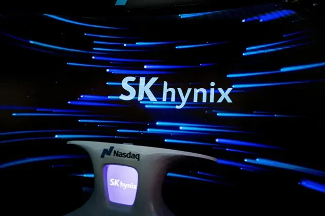 Logotipo da empresa de semicondutores e chips de memória SK Hynix durante a estreia da companhia no mercado Nasdaq em Nova York, EUA, em 10 de julho de 2026. REUTERS/Angelina Katsanis