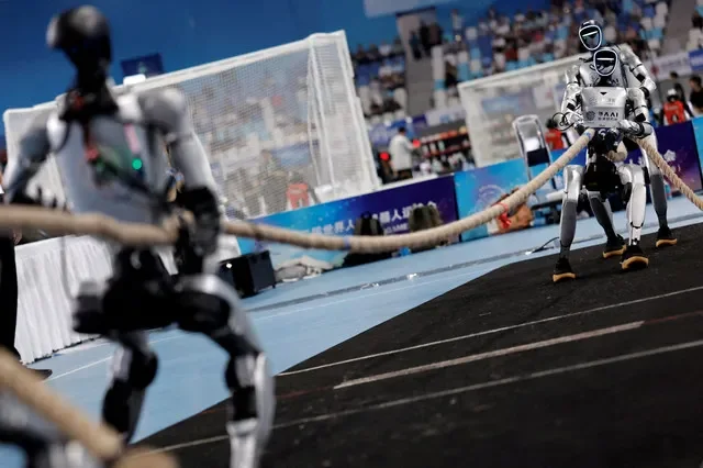 FOTO DE ARQUIVO: Robôs humanoides da Unitree equipados com o sistema THOR da BAAI competem em uma prova de cabo de guerra durante os World Humanoid Robot Games 2026 no Óvalo Nacional de Patinação de Velocidade em Pequim, China, em 25 de agosto de 2026. REUTERS/Tingshu Wang/Foto de Arquivo