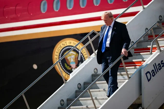 Tổng thống Mỹ Donald Trump bước xuống Không lực Một khi đến Sân bay Quốc tế Dallas/Fort Worth để tham dự Đại hội Toàn quốc Giữa nhiệm kỳ của Đảng Cộng hòa, tại Dallas, Texas, Mỹ, ngày 9 tháng 9 năm 2026. REUTERS/Evan Vucci
