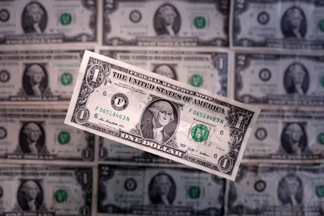 Billetes de dólar estadounidense en esta ilustración tomada el 19 de marzo de 2025. REUTERS/Dado Ruvic