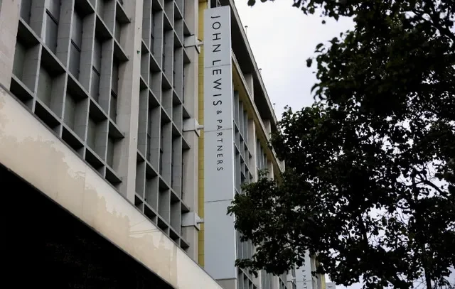 资料照片:2026年8月19日,英国伦敦旗舰店外墙上的 John Lewis 标志。