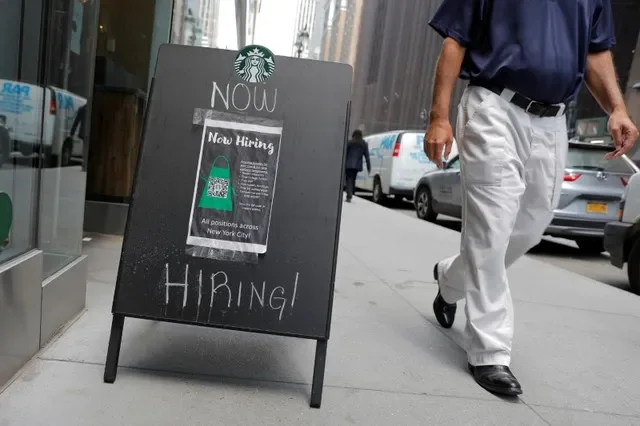 資料照片:2021年5月26日,美國紐約州紐約市曼哈頓一家Starbucks門口張貼的徵人告示。