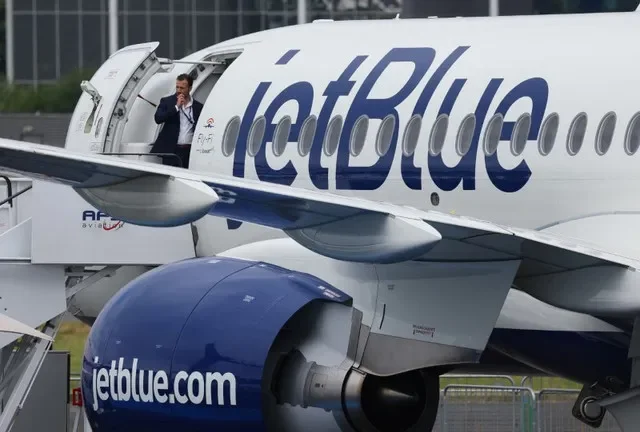 ظهور العلامة التجارية لشركة JetBlue Airlines في معرض فارنبورو الدولي للطيران، في فارنبورو، بريطانيا، 22 يوليو 2024. REUTERS/توبي ميلفيل