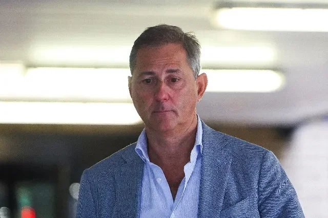 O ex-chefe de petróleo da Glencore Alex Beard deixa o Tribunal da Coroa de Southwark, onde compareceu por acusações de suborno, em Londres, Grã-Bretanha, em 9 de outubro de 2024. REUTERS/Toby Melville/Foto de arquivo