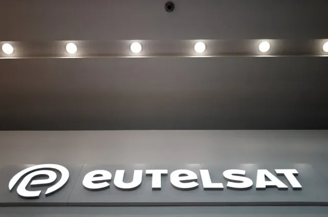 ภาพแฟ้ม: โลโก้ของ Eutelsat ผู้ให้บริการดาวเทียมของยุโรป ปรากฏอยู่ที่สำนักงานใหญ่ของบริษัทในเมืองอิสซี-เล-มูลิโน ใกล้กรุงปารีส ประเทศฝรั่งเศส เมื่อวันที่ 30 มีนาคม 2026 REUTERS/กอนซาโล ฟูเอนเตส/ภาพแฟ้ม