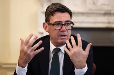 在即將舉行的議會補選之後，英國首相安迪·伯納姆已將寒鴉氣田的決策推遲至深秋。隨著政府審查環境評估，由Shell及Equinor支持的項目正面臨嚴格審查。