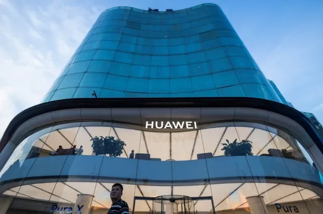 ẢNH TƯ LIỆU: Một người đàn ông nhìn vào khi đi ngang qua một cửa hàng Huawei trên phố Vương Phủ Tỉnh ở Bắc Kinh, Trung Quốc, ngày 8 tháng 7 năm 2026.