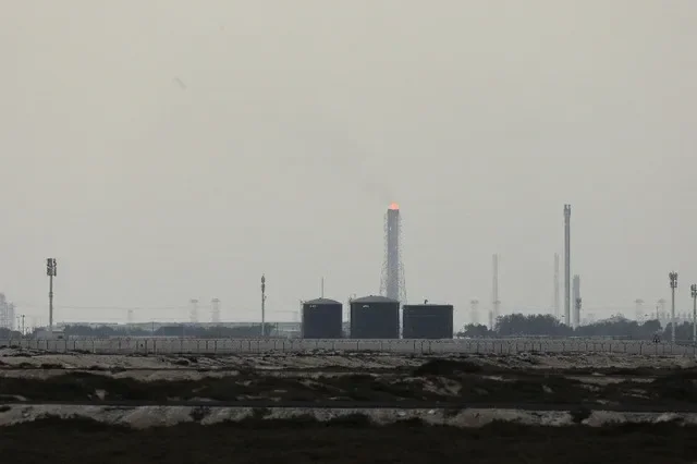 2026年3月2日,在美以與伊朗衝突期間,位於卡達拉斯拉凡工業城的QatarEnergy液化天然氣(LNG)生產設施。REUTERS/Stringer