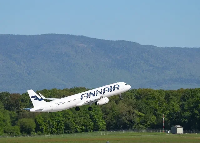 เครื่องบิน Airbus A321-231 ที่ดำเนินการโดย Finnair บินขึ้นจากท่าอากาศยานกวงแตร็งในเจนีวา สวิตเซอร์แลนด์ วันที่ 24 เมษายน 2026 รอยเตอร์/เดนิส บาลิบูส