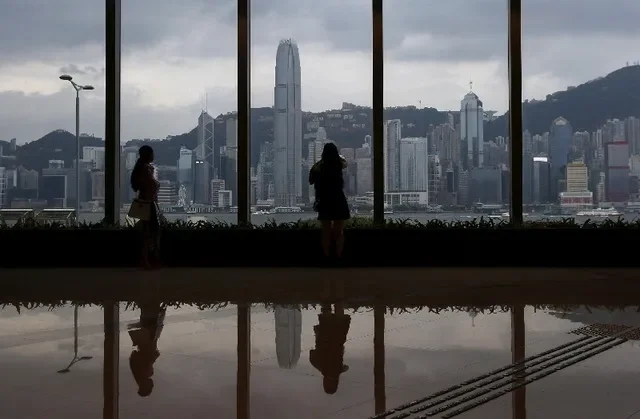 FILE PHOTO: Shoppers admire the financial Central district skyline of Hong Kong, China July 9, 2015. REUTERS/Bobby Yip/File Photo