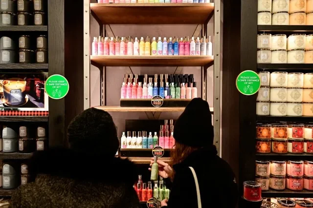 ผู้คนกำลังซื้อสินค้าในร้าน Bath & Body Works ในขณะที่การลดราคาช่วงแบล็กแฟรายเดย์เริ่มต้นขึ้นที่ The Outlet Shoppes of the Bluegrass ในซิมป์สันวิลล์ รัฐเคนทักกี สหรัฐอเมริกา เมื่อวันที่ 26 พฤศจิกายน 2021 รอยเตอร์/จอน เชอร์รี