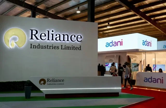 FOTO DE ARQUIVO: O logotipo da Reliance Industries e da Adani Enterprise é visto em um estande na Exposição Comercial Global Vibrant Gujarat em Gandhinagar, Índia, em 11 de janeiro de 2024.