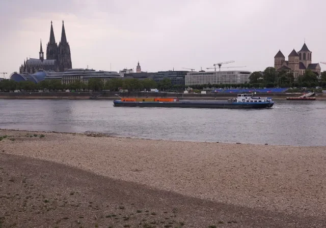 資料写真:2026年7月30日、ドイツ・ケルンの大聖堂沿いの水位が低下したライン川を航行する貨物船。REUTERS/ティロ・シュムルゲン