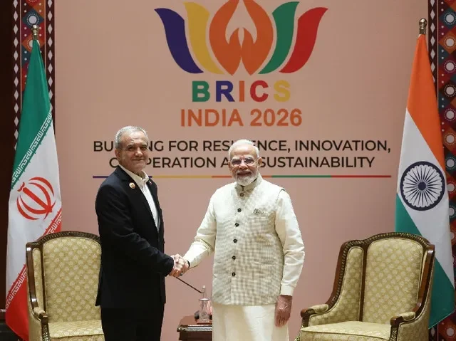 2026年9月11日、インド・ニューデリーで開催されるBRICS首脳会議に先立つ2国間会談で、インドのナレンドラ・モディ首相と会談するイランのマスード・ペゼシュキアン大統領。インド新聞情報局/提供 REUTERS経由