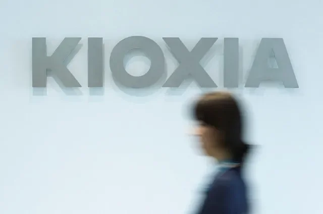 O logotipo da Kioxia em exibição na sede da empresa em Tóquio, Japão, em 3 de setembro de 2026. REUTERS/Issei Kato