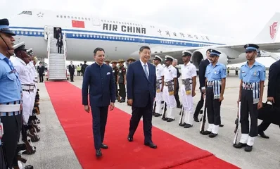 中國國家主席習近平已抵達新德里出席金磚國家峰會，並與印度總理莫迪舉行會談。這標誌著他七年來首次訪問印度，目前兩國正致力於重建外交關係。