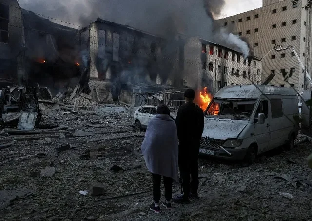 Residents stand at a site of a Russian missile attack, amid Russia's attack on Ukraine, in Kyiv, Ukraine September 8, 2026. REUTERS/Stringer