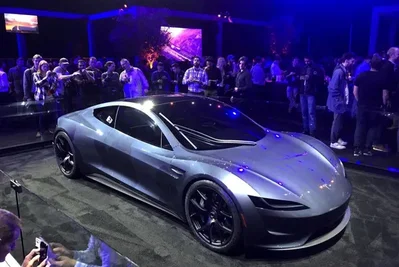 Tesla、10月1日にRoadster発表へ