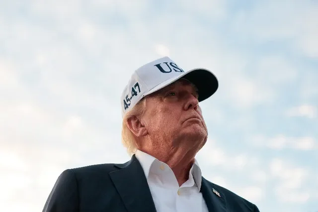 O presidente dos EUA, Donald Trump, observa no Aeroporto de Shannon, na Irlanda, em 13 de setembro de 2026. REUTERS/Kylie Cooper