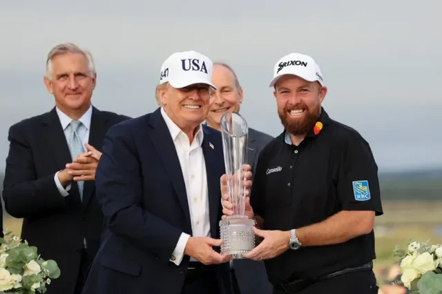 El golfista irlandés Shane Lowry posa para una foto con el presidente de Estados Unidos, Donald Trump, tras ganar el Amgen Irish Open en el Trump International Golf Links en Doonbeg, Irlanda, el 13 de septiembre de 2026. REUTERS/Cathal McNaughton