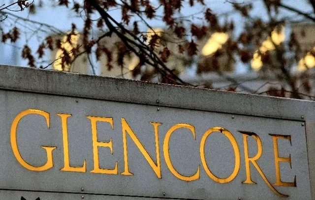 ภาพแฟ้ม: โลโก้ของ Glencore บริษัทเหมืองแร่และผู้ค้าสินค้าโภคภัณฑ์ ปรากฏอยู่ด้านหน้าสำนักงานใหญ่ของบริษัทในเมืองบาร์ สวิตเซอร์แลนด์ เมื่อวันที่ 20 พฤศจิกายน 2012 REUTERS/Arnd Wiegmann/File Photo