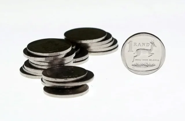 Moedas de rand sul-africano em imagem ilustrativa capturada em 28 de outubro de 2020. REUTERS/Mike Hutchings/Illustration