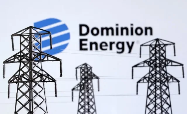 ภาพประกอบแสดงเสาส่งไฟฟ้าแรงสูงจำลองและโลโก้ Dominion Energy ถ่ายเมื่อวันที่ 9 ธันวาคม 2022 REUTERS/Dado Ruvic/ภาพประกอบ