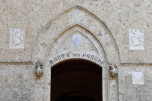 مشهد لمدخل المقر الرئيسي لبنك Monte dei Paschi di Siena (MPS) في سيينا، إيطاليا، 11 أغسطس 2021. رويترز/جينيفر لورينزيني