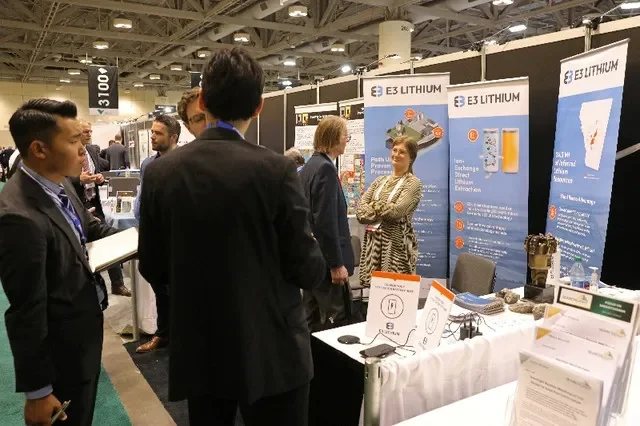 Personas observan una exhibición en el stand de la empresa de recursos y tecnología de litio E3 Lithium, con sede en Calgary, en la convención anual de la Asociación de Prospectores y Desarrolladores de Canadá en Toronto, Ontario, Canadá, el 7 de marzo de 2023. REUTERS/Chris Helgren