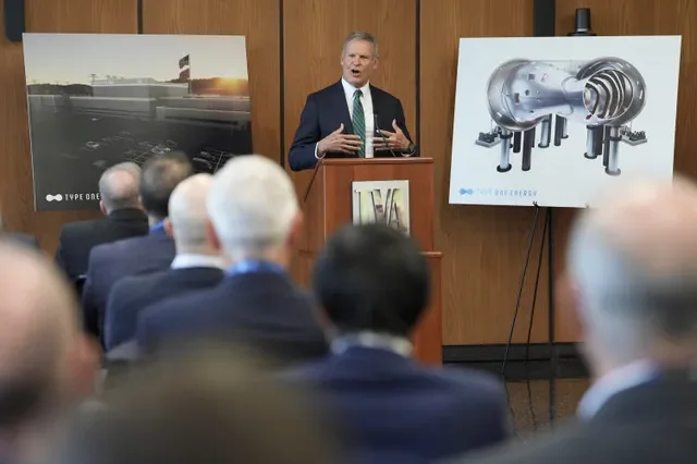 ผู้ว่าการรัฐ บิล ลี แถลงข่าวประกาศความร่วมมืออย่างต่อเนื่องระหว่าง Tennessee Valley Authority และ Type One Energy เพื่อสนับสนุนโรงไฟฟ้าพลังงานฟิวชัน ณ อดีตโรงไฟฟ้าพลังงานฟอสซิล บูล รัน ของ TVA ในเมืองคลินตัน รัฐเทนเนสซี เมื่อวันที่ 19 กันยายน 2025