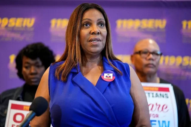 FOTO DE ARCHIVO: La fiscal general de Nueva York, Letitia James, habla durante una manifestación con defensores de los derechos de los inmigrantes, el día del fallo de la Corte Suprema de EE. UU. que permitió al gobierno de Trump retirar las protecciones del Estatus de Protección Temporal a cientos de miles de migrantes haitianos y sirios, en la ciudad de Nueva York, EE. UU., el 25 de junio de 2026. REUTERS/Eduardo Munoz/Foto de archivo