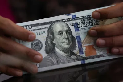 صعود النفط والرهانات على الفائدة يرفعان الدولار لأعلى مستوى في أسبوعين