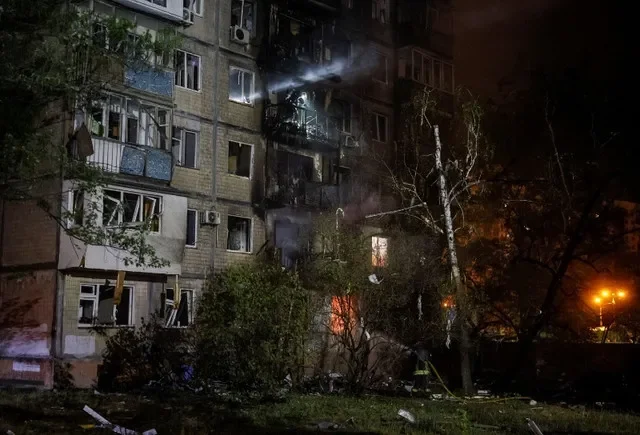 Bomberos trabajan en el lugar de un edificio residencial alcanzado por un ataque con drones rusos, en medio del ataque de Rusia a Ucrania, en Kiev, Ucrania, el 11 de septiembre de 2026. REUTERS/Gleb Garanich