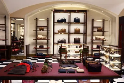 Prada mở rộng cửa hàng flagship tại Milan