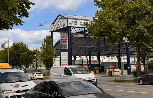 FILE PHOTO: Cars drive past a display board showing the current prices of petrol and diesel at a gas station, in Munich, Germany, June 15, 2026. U.S. and Iranian officials said overnight they had reached an agreement to end their war and reopen the Strait of Hormuz, a gateway for energy shipment, in a preliminary pact that sent oil prices falling. REUTERS/Christine Uyanik/File Photo